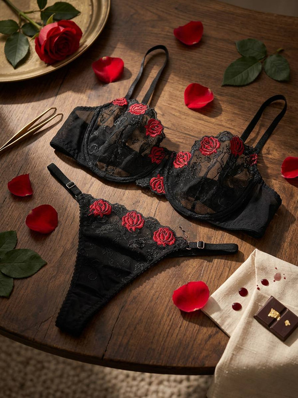 ست لباس زیر زنانه دانتل مشکی با گل رز قرمز، کاپ B، سایز 75 تا 90